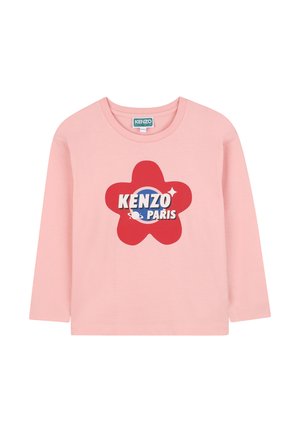 Langärmliges pinkes T-Shirt mit einem roten, blumenförmigen Grafikdesign und dem Text "KENZO PARIS" in Weiß und Blau, aus weichem Baumwollmaterial gefertigt.
