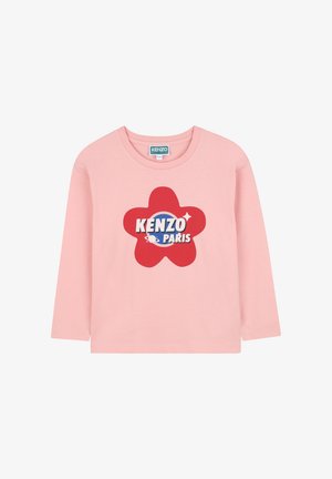 Roze t-shirt met lange mouwen featuring een rode bloemenvormige graphic met de tekst "KENZO PARIS" in wit en blauw, gemaakt van zacht katoen.