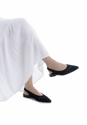 Zapatos slingback negros con punta puntiaguda y tela texturizada con un estampado floral. Tacón bajo de bloque que complementa el diseño elegante.