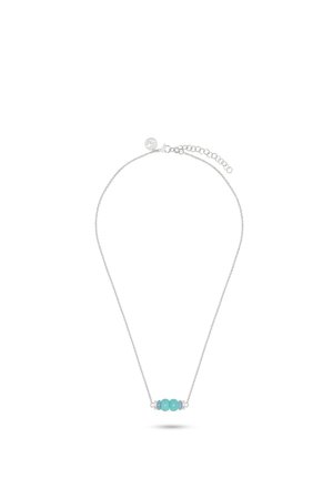 Sølvkæde med tre turkisperler og små sølvskiller i midten, sikret med en lås i hummerklamme og forlængerkæde.