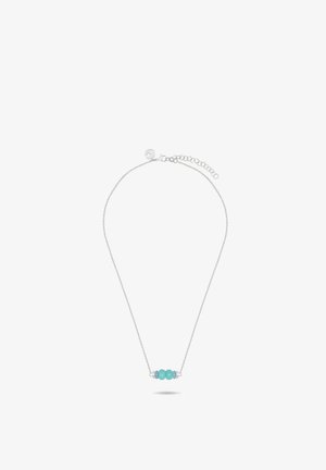 Sølvkæde med tre turkisperler og små sølvskiller i midten, sikret med en lås i hummerklamme og forlængerkæde.