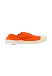Baskets en toile orange avec semelle en caoutchouc blanc et coques de protection, vues de côté sur fond blanc.