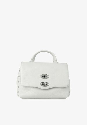 Sac à main en cuir blanc avec poignée supérieure, fermetures à verrou argentées et détails cloutés sur les côtés.