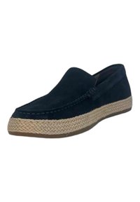 Zapato de ante negro tipo slip-on con suela de yute trenzado y costuras decorativas a lo largo del borde superior. Punta redondeada, diseño minimalista.