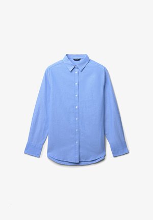 Camicia a maniche lunghe blu chiaro realizzata in tessuto morbido. Presenta un colletto con bottoni e una patta frontale con bottoni, con polsini abbottonati e orlo arrotondato.