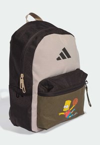 Zaino nero e beige con un tessuto testurizzato, caratterizzato da una grafica cartone animato di Bart Simpson e il logo Adidas sulla parte anteriore.