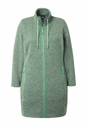 Długa zielona bluza polarowa na zamek błyskawiczny z wysokim kołnierzem, kapturem ze ściągaczem oraz kieszeniami bocznymi na zamek, wykonana z teksturowanej tkaniny.