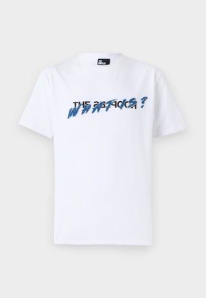 Witte katoenen t-shirt met korte mouwen; heeft grafische tekst in blauw en zwart met de tekst "THE WHAT IS?" over de borst. Zachte textuur.