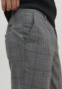 Jack & Jones PREMIUM MARCO JJCONNOR - Chino - asphalt