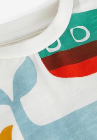 Next ALL OVER SHORT SLEEVE - REGULAR FIT - Camiseta estampada - red green