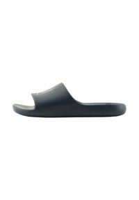 Infradito in gomma nera con punta aperta e design della fascia curva. Texture liscia con dettagli minimi e suola flat texturizzata.