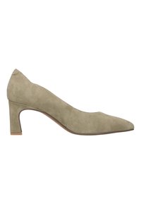 Zapatos de tacón alto de ante verde con puntera afilada y tacón ancho. La parte superior tiene una textura suave y un diseño minimalista con un acabado natural.
