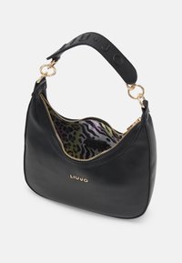 Sac à main Liu Jo en cuir noir avec fermeture éclair dorée et garnitures métalliques, large bandoulière embossée et doublure intérieure colorée à motif animalier.