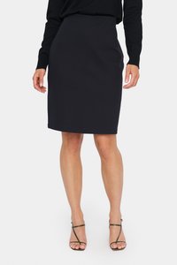 Fustă neagră până la genunchi, cu un design ajustat, realizată dintr-un material neted, cu un brâu. Purtați cu pantofi cu toc subțire, evidențiind un stil minimalist.