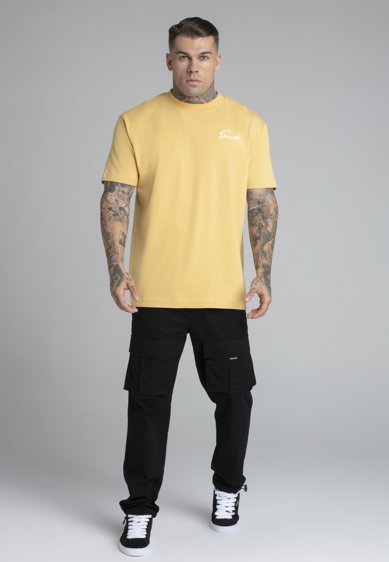 Siksilk Script T-shirt Amarillo Chile Usa Camiseta SikSilk Script