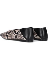 Flache Schuhe mit einem schwarzen Lederoberteil hinten und einem beigen und schwarzen Schlangenprint-Muster vorne, mit einer spitzen Zehenpartie und einer niedrigen Sohle.