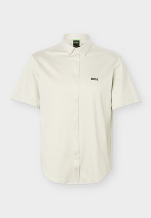 Witte korte mouwen blouse met knoopsluiting, knoopsluiting aan de kraag, zwart "BOSS"-logo op de borst en groene binnenkraaglabel.