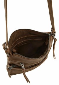 Borsa a tracolla in pelle marrone con tracolla regolabile, dotata di più scomparti con zip e di un interno liscio e texturizzato.