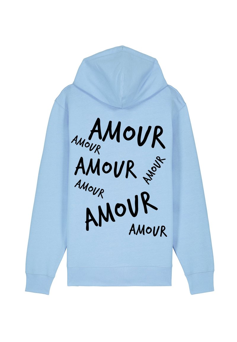 Felpa azzurra chiara realizzata in tessuto morbido; presenta il testo ripetuto in nero "AMOUR" in diverse dimensioni e orientamenti sulla schiena.