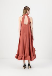 Malina SABRINA HALTER NECK RUFFLED DRESS - Juhlamekko - terracotta