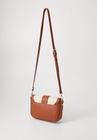 Hnědá kožená crossbody taška s tkaným detailem, obdélníkový tvar, nastavitelný popruh a zlaté kovové detaily.