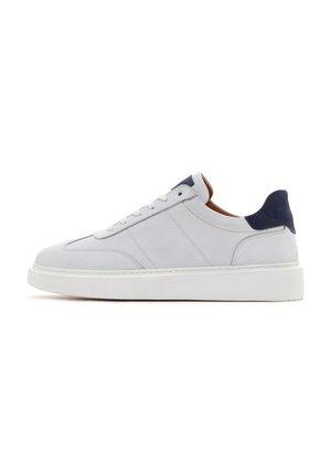 Baskets en cuir blanc avec bout arrondi, panneaux texturés et accent talon en daim bleu. Dotées de lacets blancs plats et d'une épaisse semelle en caoutchouc.