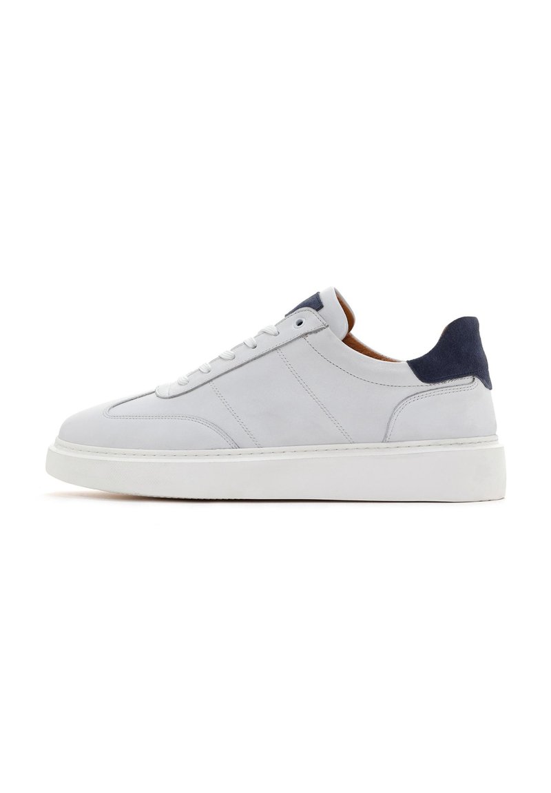 Baskets en cuir blanc avec bout arrondi, panneaux texturés et accent talon en daim bleu. Dotées de lacets blancs plats et d'une épaisse semelle en caoutchouc.
