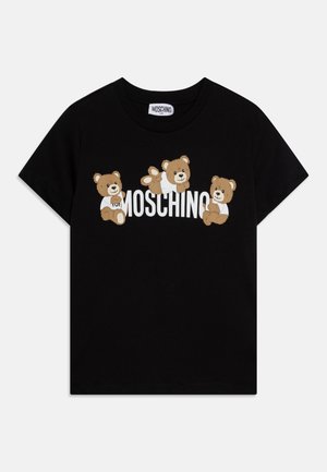 Czarny dziecięcy t-shirt z trzema brązowymi misiami w białych koszulach nad logo Moschino w grubych białych literach.