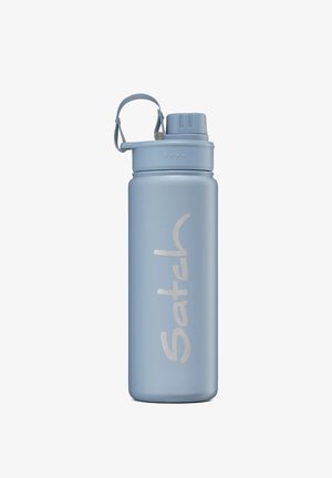 Blaue Edelstahl-Wasserflasche mit Schraubverschluss, Tragegriff und auffälligem weißen Logo. Glatte, matte Oberfläche.