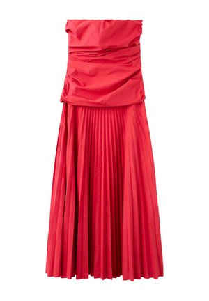 Vestido rojo sin tirantes con corpiño fruncido y falda larga plisada, diseñado para ocasiones formales o de noche.