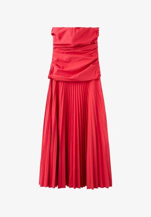 Šaty červené bez ramienok s nariaseným živôtikom a dlhou plisovanou sukňou, navrhnuté pre formálne alebo večerné nosenie.