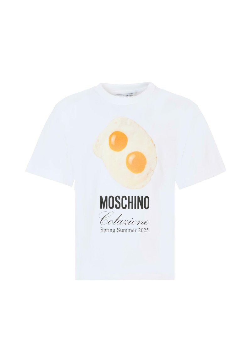 T-shirt bianco Moschino con grafica di due uova fried e la scritta "Colazione Primavera Estate 2025" al centro davanti.