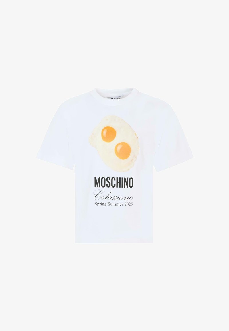 T-shirt bianco Moschino con grafica di due uova fried e la scritta "Colazione Primavera Estate 2025" al centro davanti.