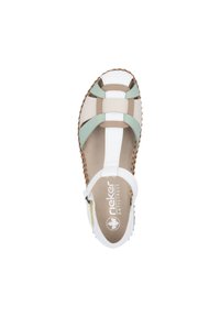 Sandales légères avec un design multicolore comprenant des brides en synthétique blanches, vertes menthe et beiges ainsi qu'une semelle en caoutchouc texturée.