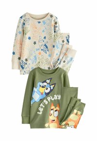 Twee sets kinderpajama's: één in roomkleur met kleurrijke karakterafdrukken, en een andere in groen met een grafisch ontwerp en de tekst "Laten we spelen."