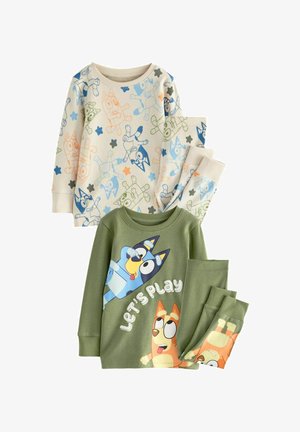 Zwei Sets Kinderpyjamas: eines in Creme mit bunten Charakterdrucken und das andere in Grün mit einer Grafik und dem Text "Lass uns spielen."