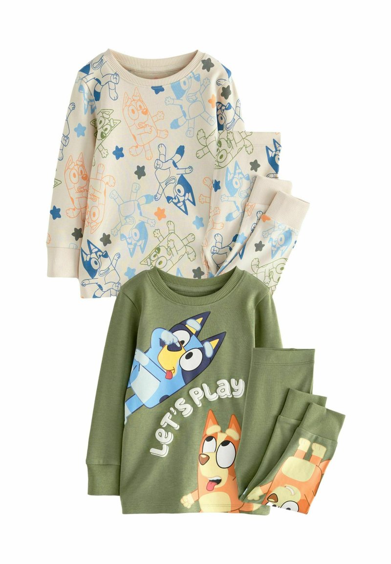 Twee sets kinderpajama's: één in roomkleur met kleurrijke karakterafdrukken, en een andere in groen met een grafisch ontwerp en de tekst "Laten we spelen."