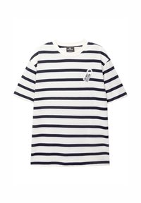 Witte en marineblauwe gestreepte T-shirt met korte mouwen, voorzien van een kleine "Niet Storen" tag graphic op de linkerkant van de borst.