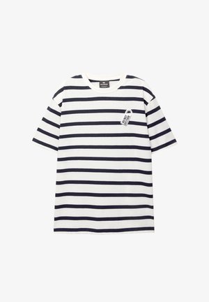 Biała i granatowa koszulka z krótkim rękawem w paski z małą grafiką metki "Nie przeszkadzać" na lewej piersi.