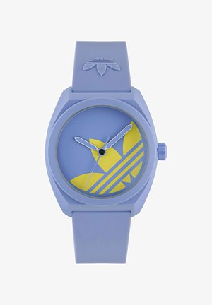 Lichtpaarse polshorloge met een ronde wijzerplaat, geel Adidas-logo op de wijzerplaat en een bijpassende siliconen band met een reliëflogo.