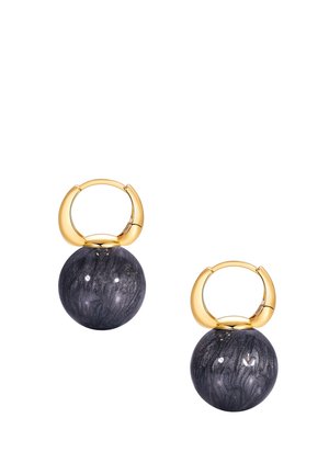 Gouden oorbellen met grote glanzende donkergrijze marmeren bolvormige hangers die aan elke ring hangen.