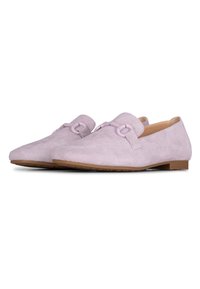 Lichtpaarse suède loafers met een ronde neus, voorzien van een decoratieve knoopaccent en een platte rubberen zool. Gladde textuur.