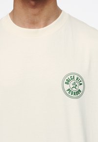 Pegador T-shirt med print - sand