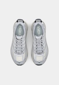 Graue Mesh-Sport Schuhe mit gepolstertem Zungenbereich, flachen Schnürsenkeln und reflektierenden Akzenten. Verfügt über eine dicke Sohle für Dämpfung und Unterstützung.