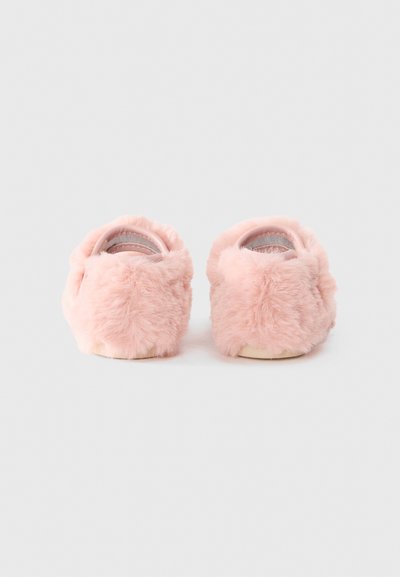 Rosa, fluffy tøfler med et bløtt tekstilmateriale og en enkel, rund form. Sålen er kremfarget, noe som fremhever den myke looken.