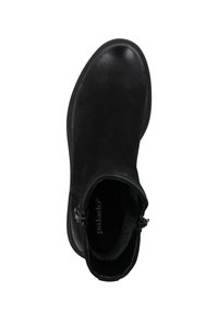 Zwarte enkelboot van soepel leer, met een zijrits en decoratieve hardware. Rond gevormde neus, met een textuur binnenvoering.