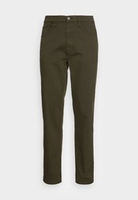 Pantalones de algodón verde oliva con un diseño de pierna recta, cierre de botón, cinco bolsillos y sutil detalle de costura. Textura suave en todo el tejido.
