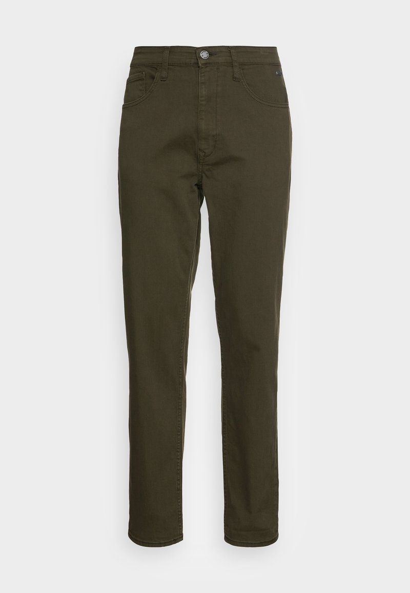 Pantalones de algodón verde oliva con un diseño de pierna recta, cierre de botón, cinco bolsillos y sutil detalle de costura. Textura suave en todo el tejido.