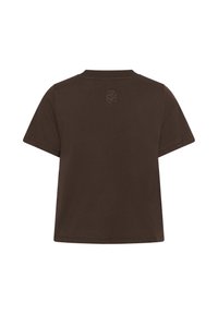 T-shirt à manches courtes marron foncé vu de dos, avec un petit logo brodé sous l’encolure. Aucun autre détail visible.