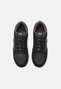 Colmar Originals TRAVIS BOOST - Sapatilhas - black/chocolate
